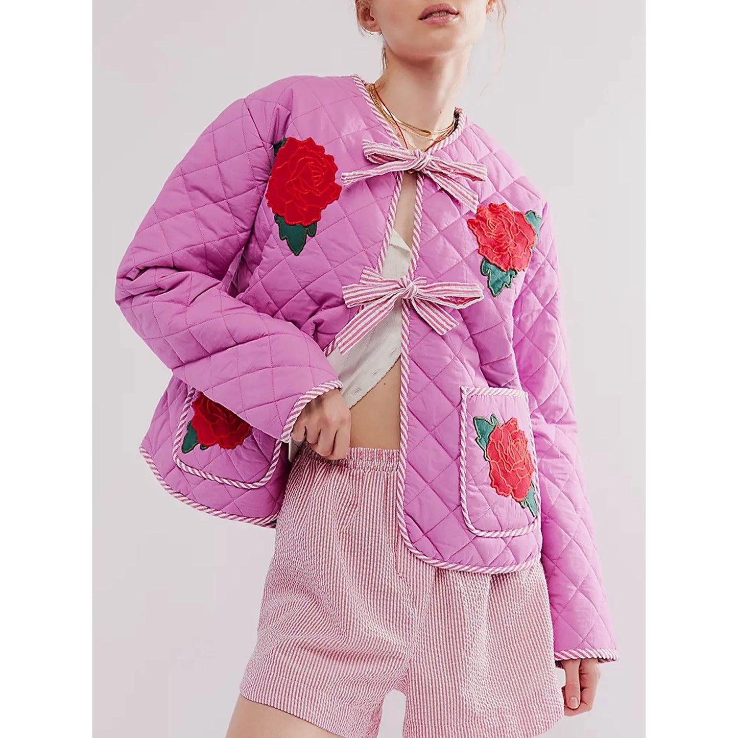 Veste légère rose avec imprimé floral et nœud