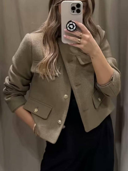 Veste de Tailleur Style Chanel avec Boutons Courts - Élégance et Chic Intemporel