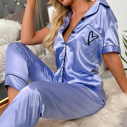 Ensemble de Pyjama Satin de Luxe avec Broderie Cœur - Confort Doux et Élégant pour la Nuit