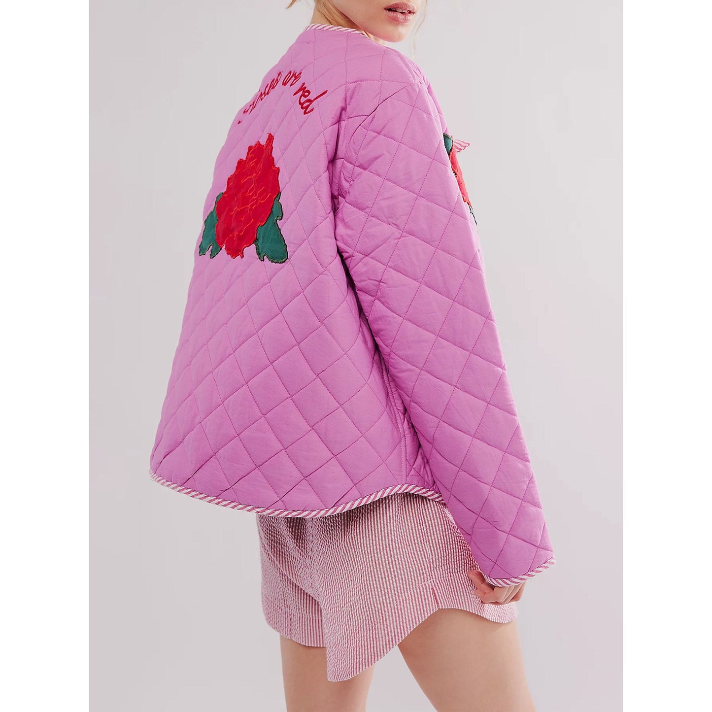 Veste légère rose avec imprimé floral et nœud