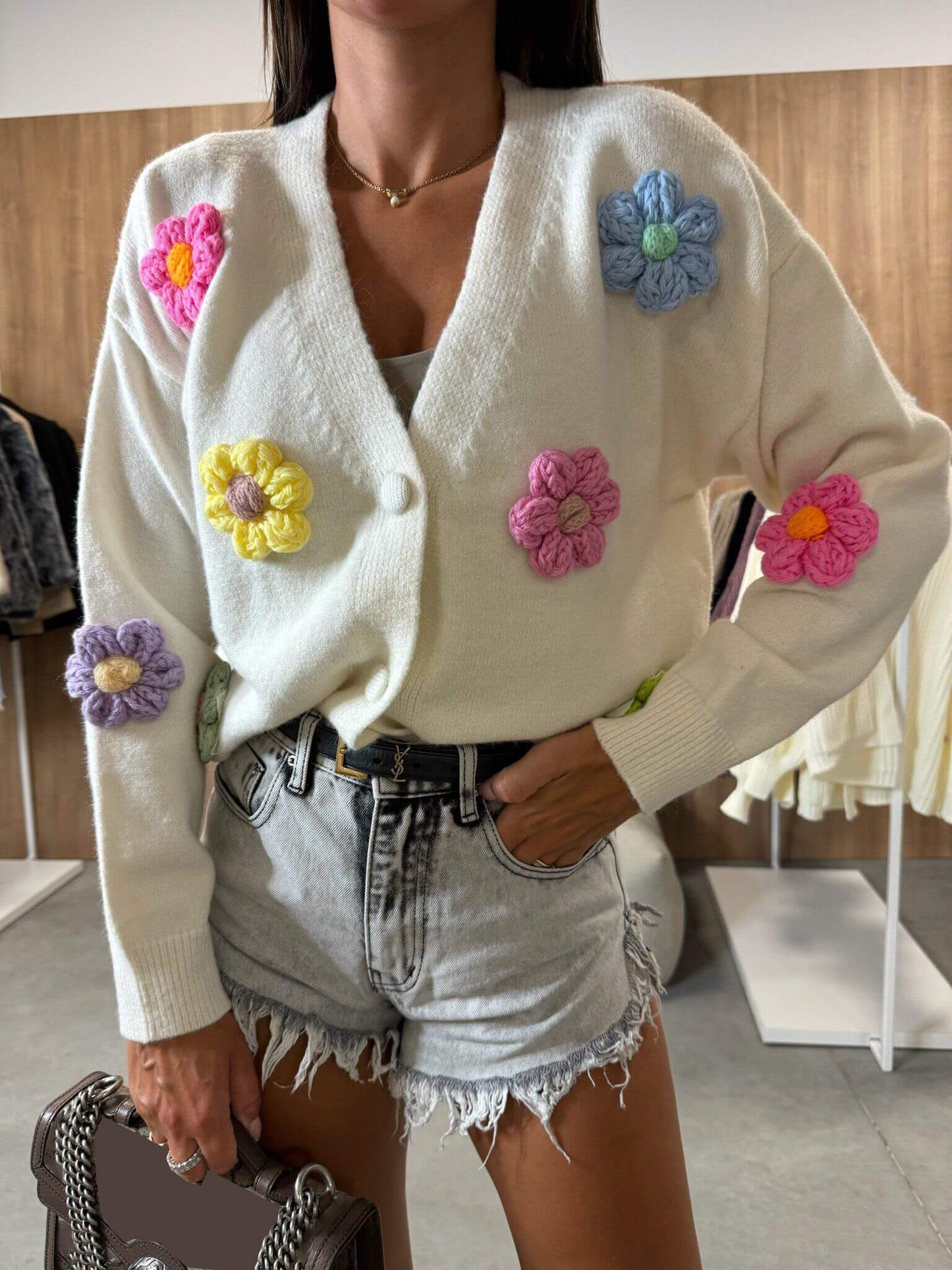 Cardigan Ample avec Fleurs au Crochet - Élégance et Confort pour un Style Décontracté