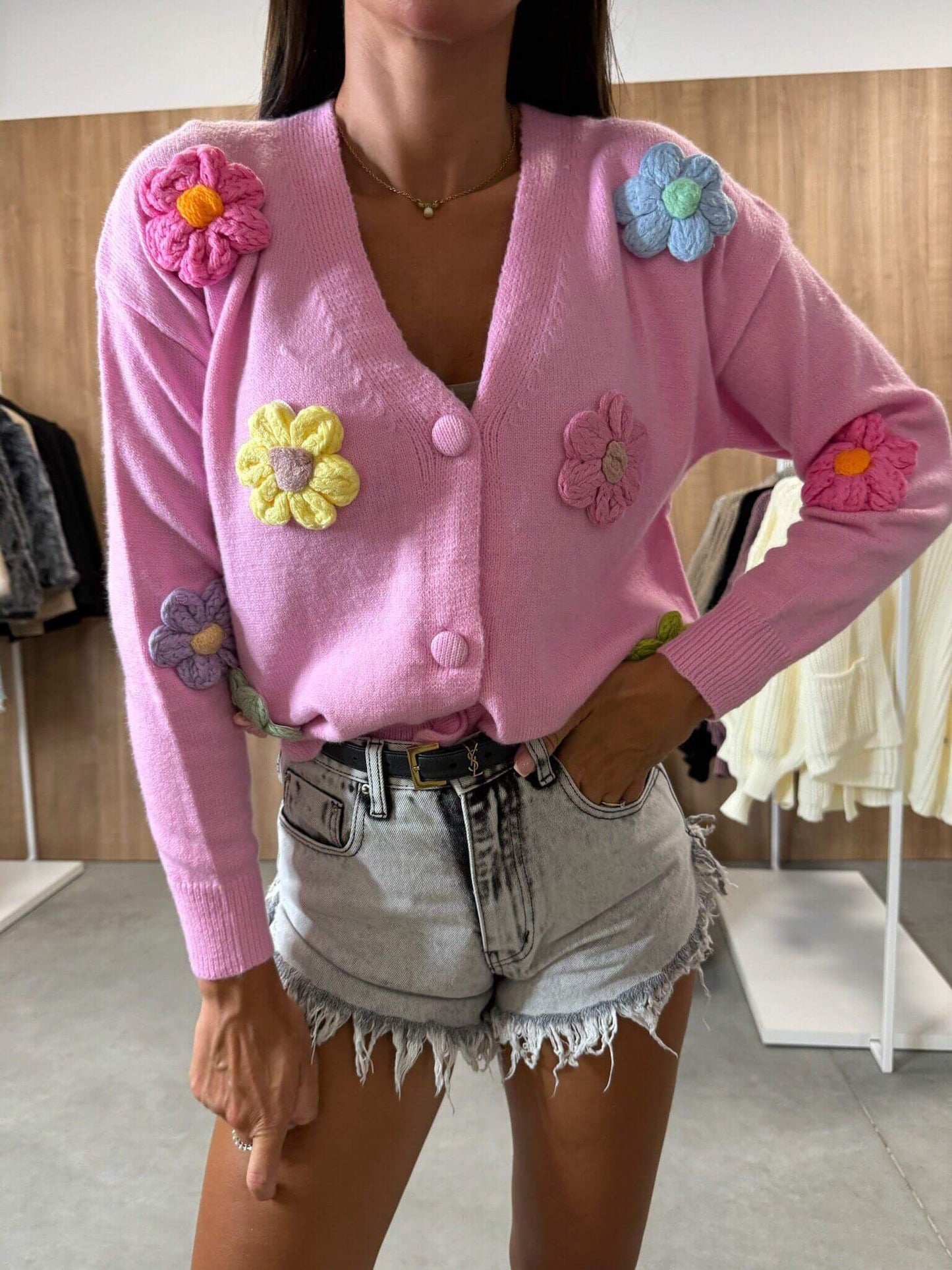 Cardigan Ample avec Fleurs au Crochet - Élégance et Confort pour un Style Décontracté